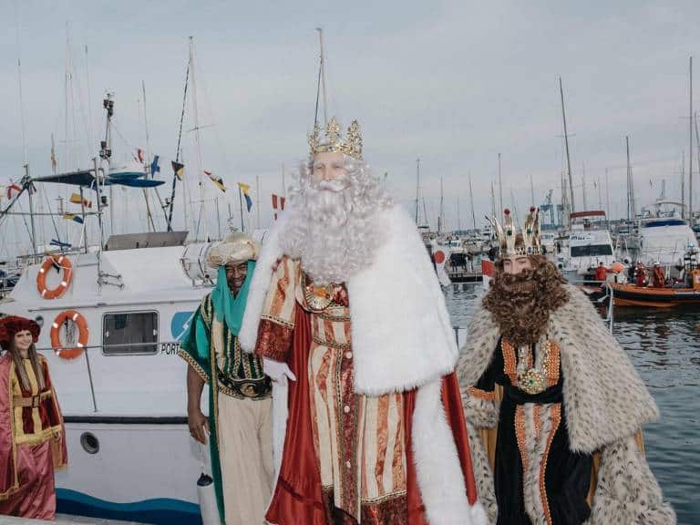 Después de la recepción oficial, los Reyes Magos se trasladaron a la Tenencia de Alcaldía del Grao, donde dedicaron unas emotivas palabras especialmente a los más pequeños.