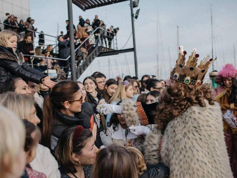 Después de la recepción oficial, los Reyes Magos se trasladaron a la Tenencia de Alcaldía del Grao, donde dedicaron unas emotivas palabras especialmente a los más pequeños.