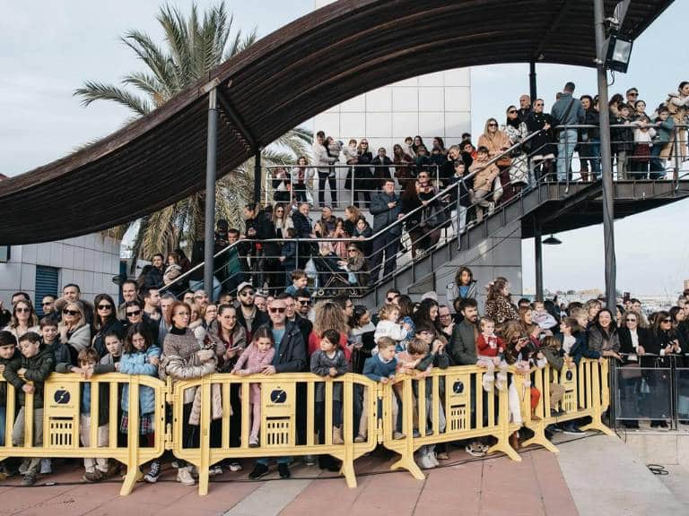 Después de la recepción oficial, los Reyes Magos se trasladaron a la Tenencia de Alcaldía del Grao, donde dedicaron unas emotivas palabras especialmente a los más pequeños.