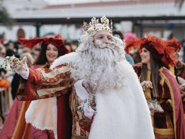 Después de la recepción oficial, los Reyes Magos se trasladaron a la Tenencia de Alcaldía del Grao, donde dedicaron unas emotivas palabras especialmente a los más pequeños.