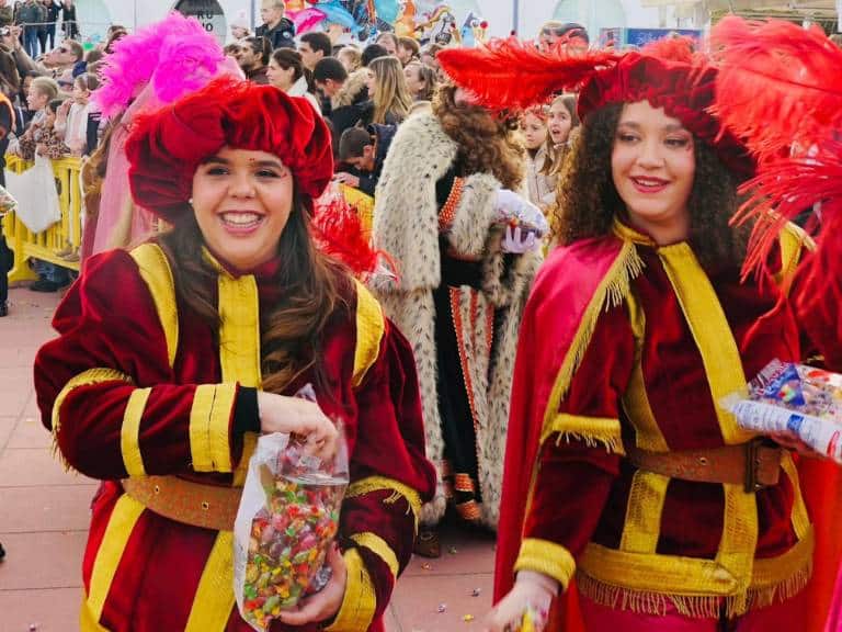 Después de la recepción oficial, los Reyes Magos se trasladaron a la Tenencia de Alcaldía del Grao, donde dedicaron unas emotivas palabras especialmente a los más pequeños. 