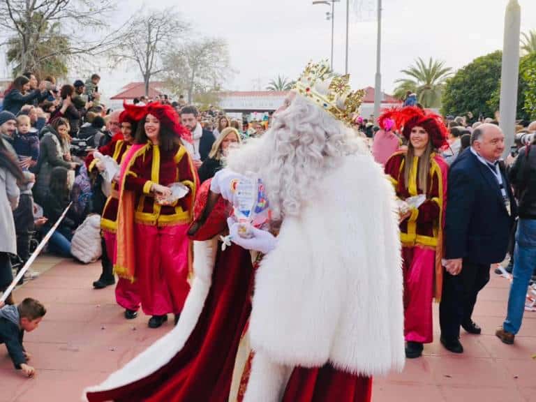 Después de la recepción oficial, los Reyes Magos se trasladaron a la Tenencia de Alcaldía del Grao, donde dedicaron unas emotivas palabras especialmente a los más pequeños. 