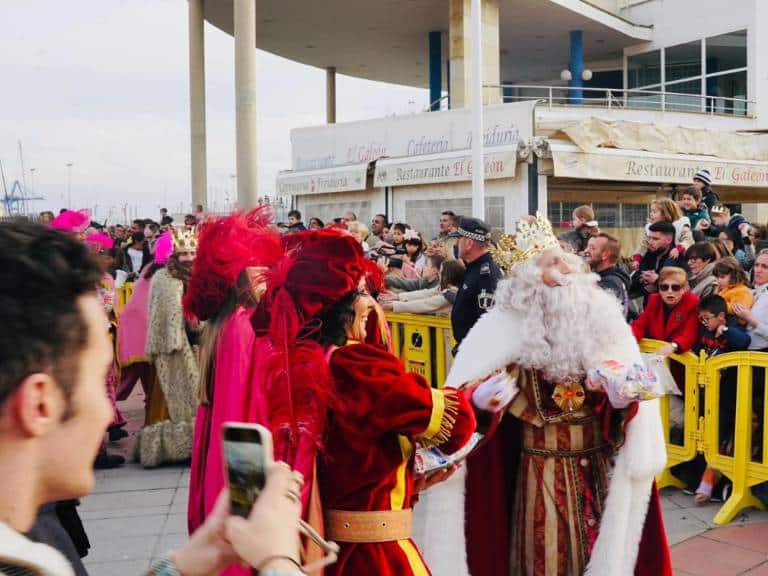 Después de la recepción oficial, los Reyes Magos se trasladaron a la Tenencia de Alcaldía del Grao, donde dedicaron unas emotivas palabras especialmente a los más pequeños. 