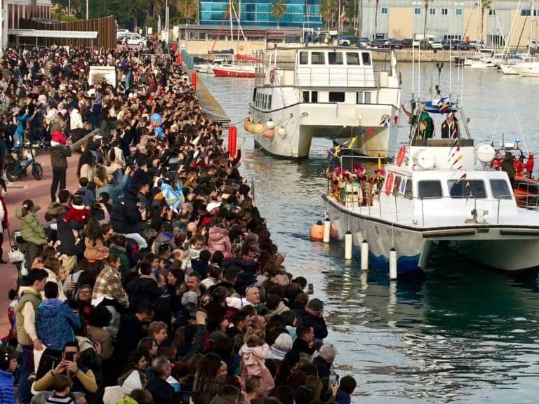 Después de la recepción oficial, los Reyes Magos se trasladaron a la Tenencia de Alcaldía del Grao, donde dedicaron unas emotivas palabras especialmente a los más pequeños. 