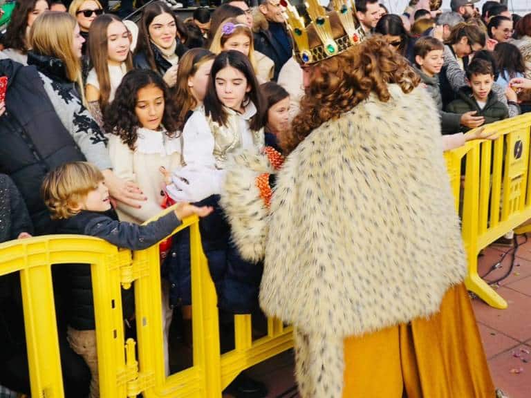 Después de la recepción oficial, los Reyes Magos se trasladaron a la Tenencia de Alcaldía del Grao, donde dedicaron unas emotivas palabras especialmente a los más pequeños. 