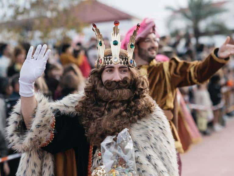 Después de la recepción oficial, los Reyes Magos se trasladaron a la Tenencia de Alcaldía del Grao, donde dedicaron unas emotivas palabras especialmente a los más pequeños.