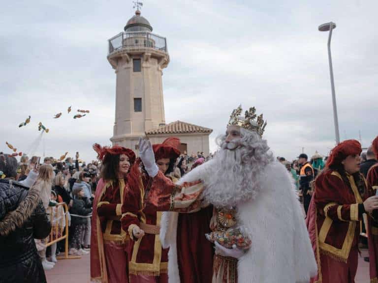 Después de la recepción oficial, los Reyes Magos se trasladaron a la Tenencia de Alcaldía del Grao, donde dedicaron unas emotivas palabras especialmente a los más pequeños.