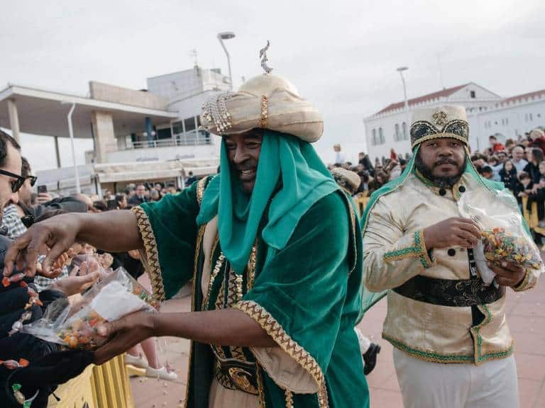 Después de la recepción oficial, los Reyes Magos se trasladaron a la Tenencia de Alcaldía del Grao, donde dedicaron unas emotivas palabras especialmente a los más pequeños.