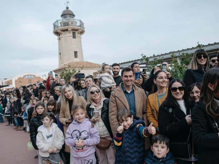 Después de la recepción oficial, los Reyes Magos se trasladaron a la Tenencia de Alcaldía del Grao, donde dedicaron unas emotivas palabras especialmente a los más pequeños.