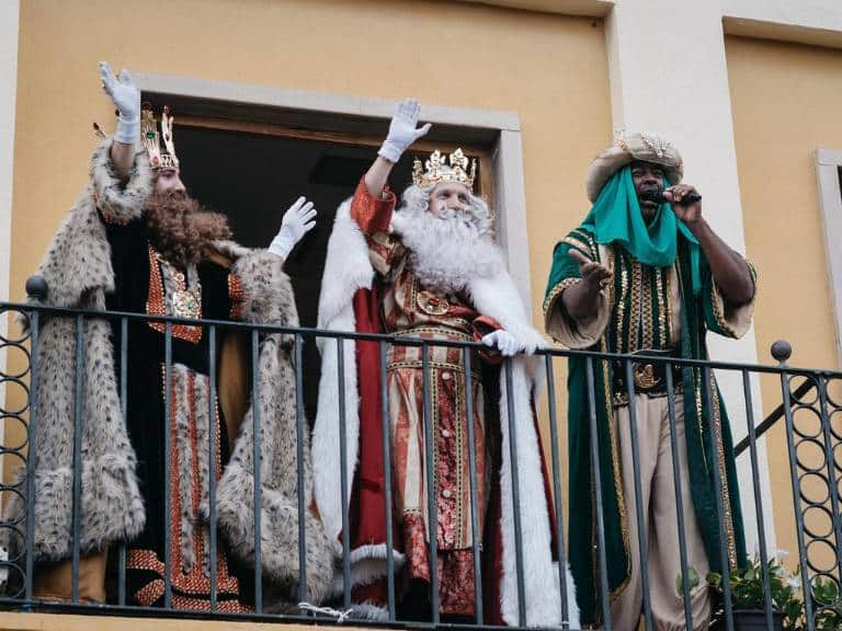 Después de la recepción oficial, los Reyes Magos se trasladaron a la Tenencia de Alcaldía del Grao, donde dedicaron unas emotivas palabras especialmente a los más pequeños.