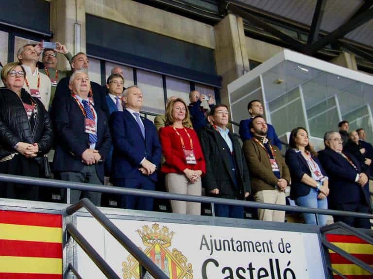 España logró una victoria frente a Argentina en el Pabellón Ciutat de Castelló, en el marco del Torneo Internacional de España 2025. Este emocionante partido de balonmano, que marcó el inicio de la competición, tuvo lugar este miércoles, con la presencia de la alcaldesa de Castellón, Begoña Carrasco, la concejala de Deportes, Maica Hurtado y la subdelegada del Gobierno en Castellón, Antonia García Valls, entre otras autoridades.