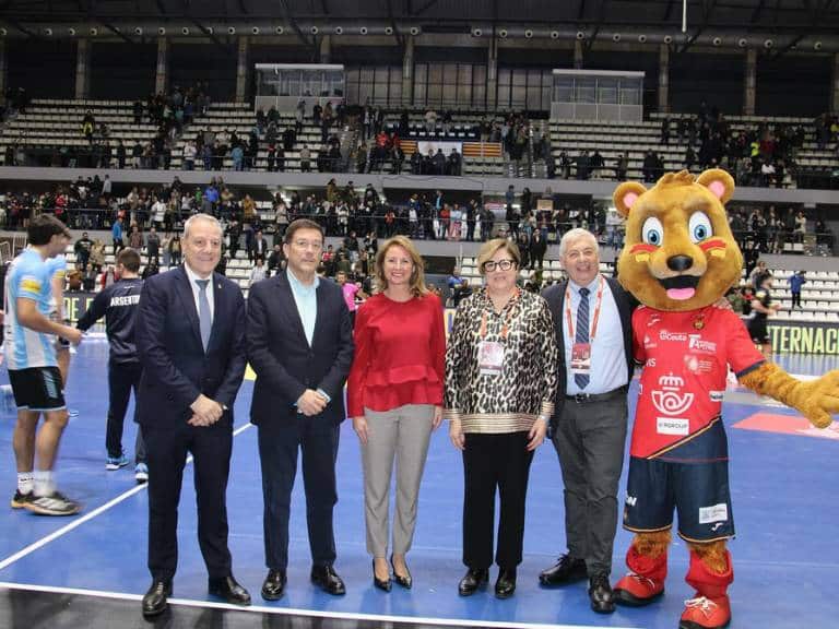 España logró una victoria frente a Argentina en el Pabellón Ciutat de Castelló, en el marco del Torneo Internacional de España 2025. Este emocionante partido de balonmano, que marcó el inicio de la competición, tuvo lugar este miércoles, con la presencia de la alcaldesa de Castellón, Begoña Carrasco, la concejala de Deportes, Maica Hurtado y la subdelegada del Gobierno en Castellón, Antonia García Valls, entre otras autoridades.