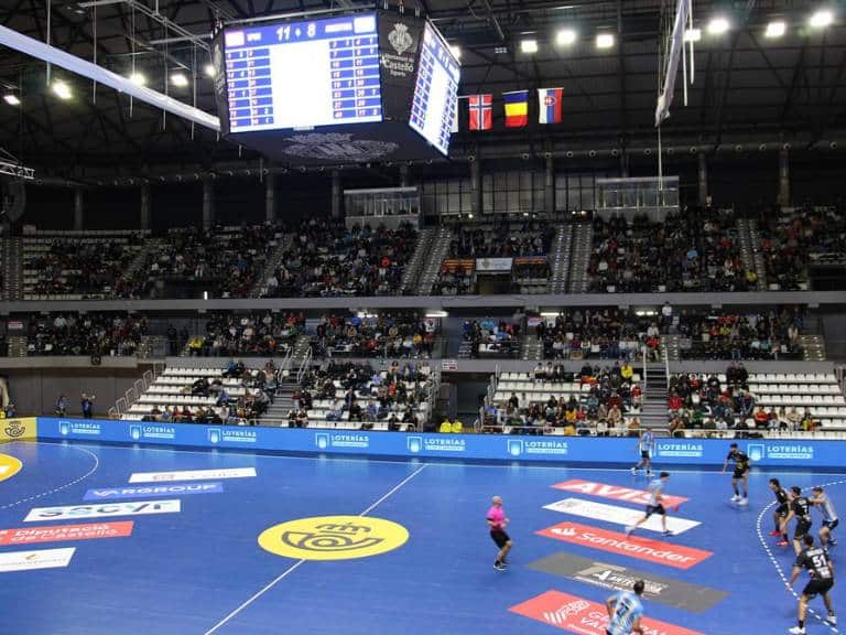 España logró una victoria frente a Argentina en el Pabellón Ciutat de Castelló, en el marco del Torneo Internacional de España 2025. Este emocionante partido de balonmano, que marcó el inicio de la competición, tuvo lugar este miércoles, con la presencia de la alcaldesa de Castellón, Begoña Carrasco, la concejala de Deportes, Maica Hurtado y la subdelegada del Gobierno en Castellón, Antonia García Valls, entre otras autoridades.