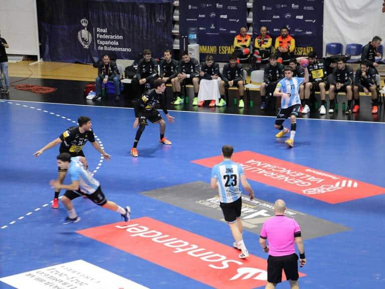 España logró una victoria frente a Argentina en el Pabellón Ciutat de Castelló, en el marco del Torneo Internacional de España 2025. Este emocionante partido de balonmano, que marcó el inicio de la competición, tuvo lugar este miércoles, con la presencia de la alcaldesa de Castellón, Begoña Carrasco, la concejala de Deportes, Maica Hurtado y la subdelegada del Gobierno en Castellón, Antonia García Valls, entre otras autoridades.