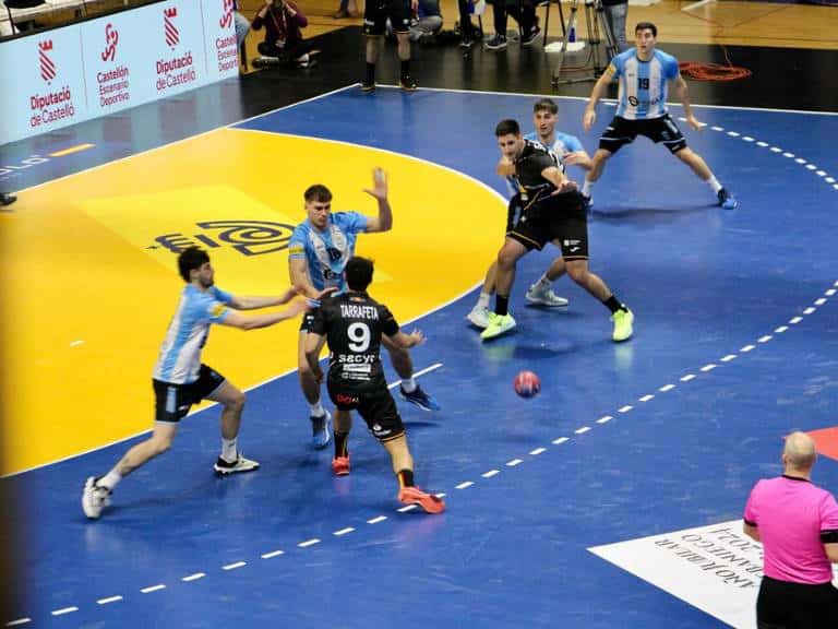 España logró una victoria frente a Argentina en el Pabellón Ciutat de Castelló, en el marco del Torneo Internacional de España 2025. Este emocionante partido de balonmano, que marcó el inicio de la competición, tuvo lugar este miércoles, con la presencia de la alcaldesa de Castellón, Begoña Carrasco, la concejala de Deportes, Maica Hurtado y la subdelegada del Gobierno en Castellón, Antonia García Valls, entre otras autoridades.