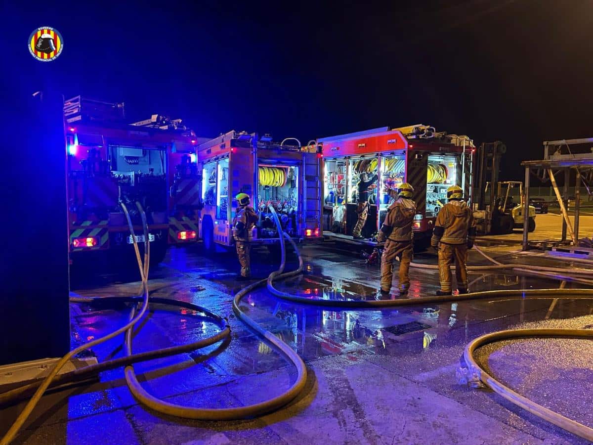 Extinguido el incendio de un contenedor de baterías en el puerto de Gandia