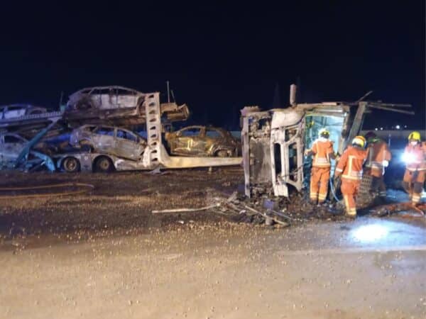 Fallece el conductor de un camión que se incendia con carga de vehículos en la A-3 Fallece el conductor de un camión que se incendia con carga de vehículos en la A-3