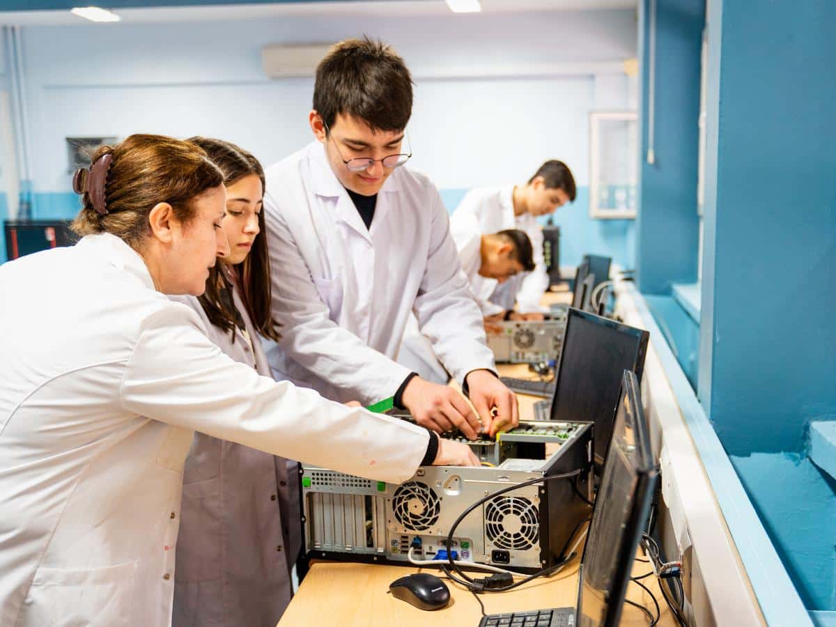 Generalitat incrementa las ayudas a estudiantes de FP Dual en la Comunitat Valenciana
