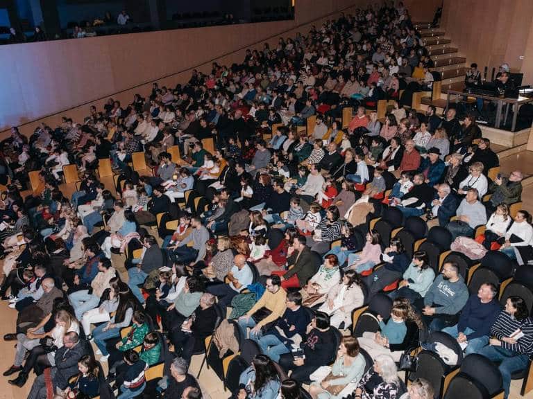 La combinación de música, teatro y magia logró cautivar a un público de todas las edades, con los más pequeños como grandes protagonistas del espectáculo.