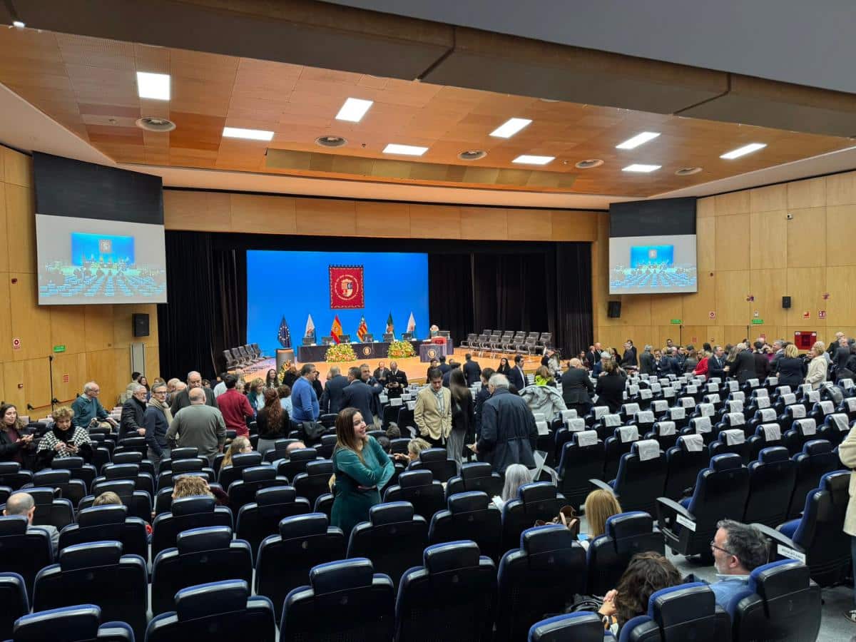 Gritos de «culpable» y «dimisión» contra Mazón interrumpen el acto de la UA