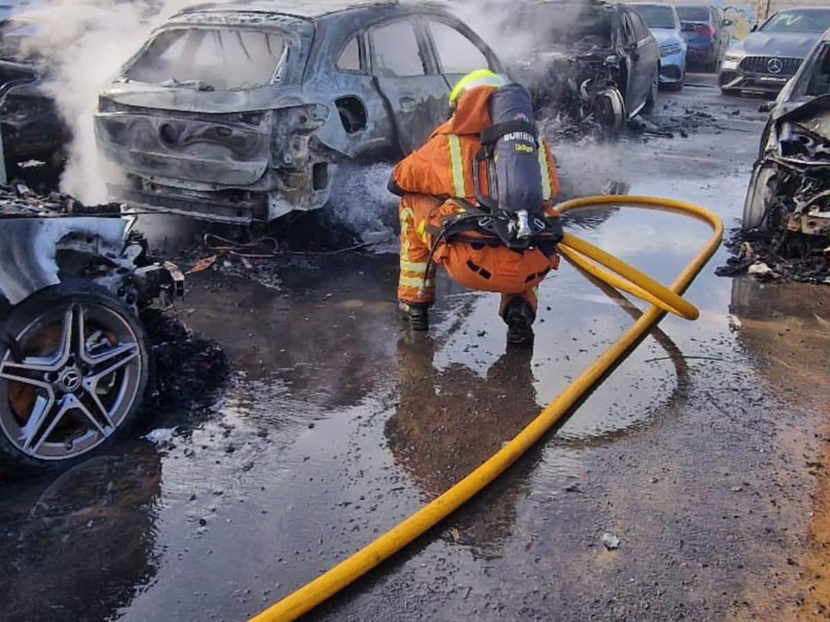 Incendio en Massanassa afecta a varios vehículos afectados por la DANA