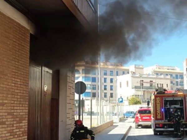 Un bombero herido en Vinaròs en el incendio del parking de un edificio