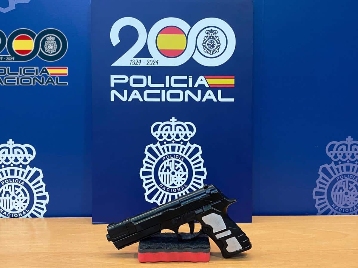 Intentan robar con un arma falsa en un supermercado y acaban detenidos en Alicante