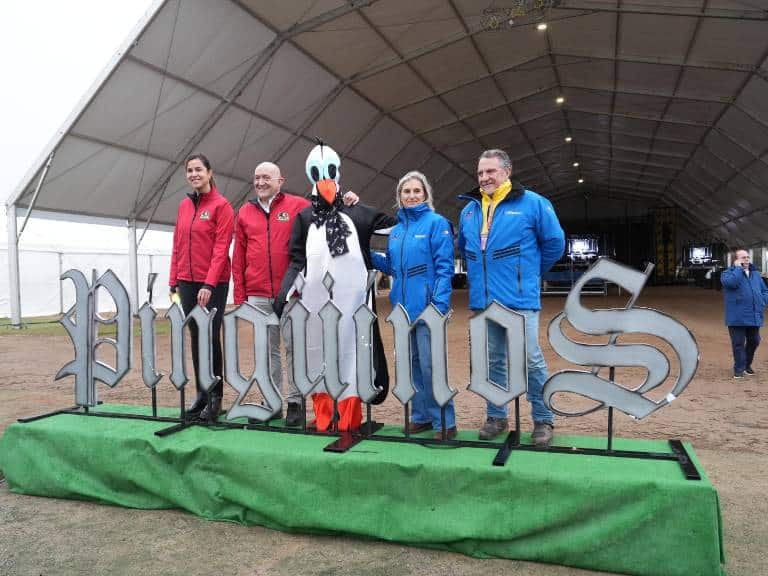 Los 'Pingüinos de Oro' fueron otorgados a la piloto Mireia Badía y al colectivo de voluntarios motoristas valencianos que asistieron a los afectados por la DANA.