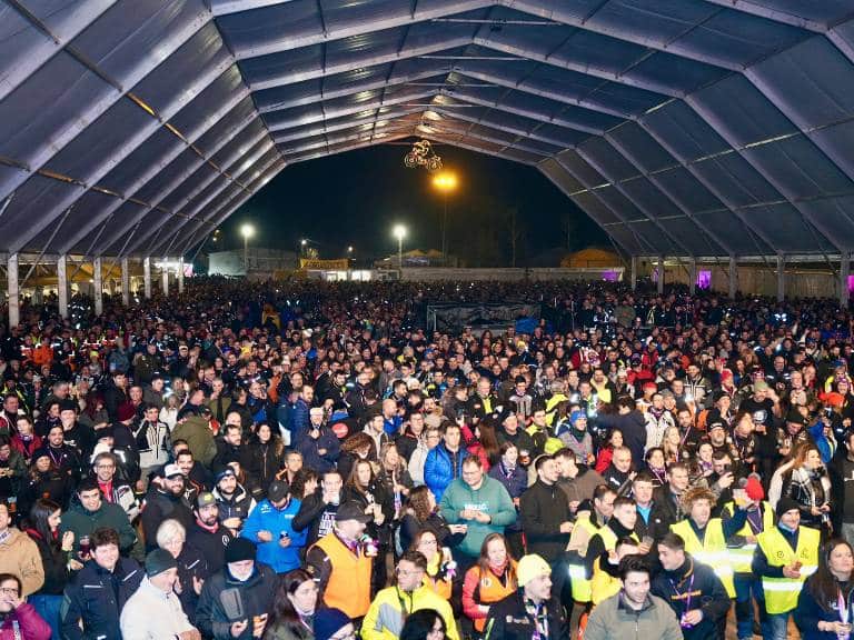 Los 'Pingüinos de Oro' fueron otorgados a la piloto Mireia Badía y al colectivo de voluntarios motoristas valencianos que asistieron a los afectados por la DANA.