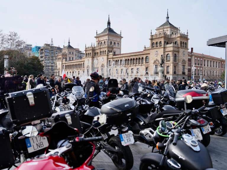 Los 'Pingüinos de Oro' fueron otorgados a la piloto Mireia Badía y al colectivo de voluntarios motoristas valencianos que asistieron a los afectados por la DANA.