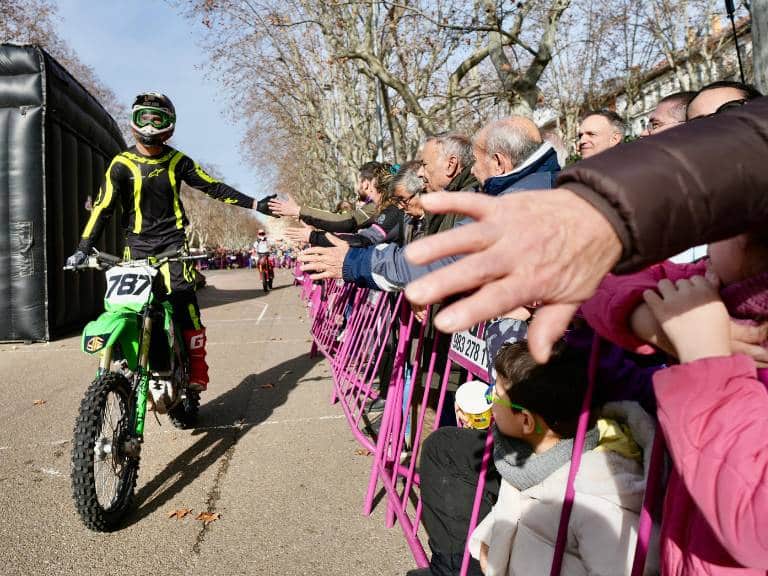 Los 'Pingüinos de Oro' fueron otorgados a la piloto Mireia Badía y al colectivo de voluntarios motoristas valencianos que asistieron a los afectados por la DANA.