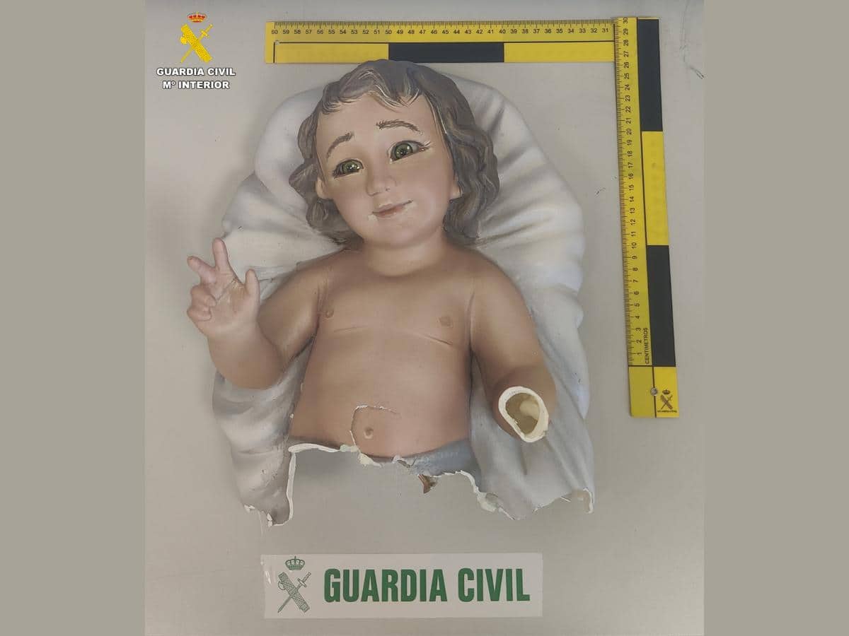 La Guardia Civil recupera la figura del niño Jesús robada del Belén de Cullera