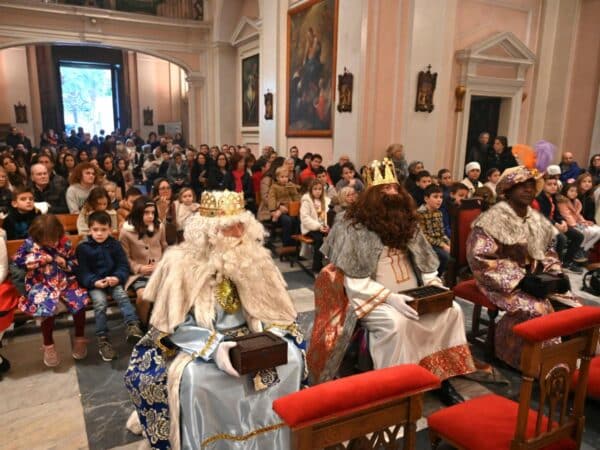 La magia de la Cabalgata de los Reyes Magos llena las calles de Benicàssim