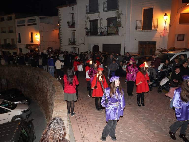 Melchor, Gaspar y Baltasar se convirtieron en los grandes protagonistas del cierre de las fiestas navideñas en Vilafamés.