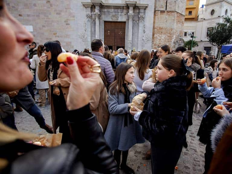 Los niños y niñas de Burriana pudieron despedir el año con sus bolsitas de doce gajos de Nuleta y brindando con su zumo