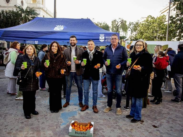 Los niños y niñas de Burriana pudieron despedir el año con sus bolsitas de doce gajos de Nuleta y brindando con su zumo