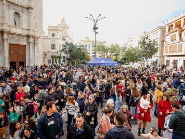 La Plaza Mayor de Burriana vibra con la segunda edición de la Nochevieja Infantil