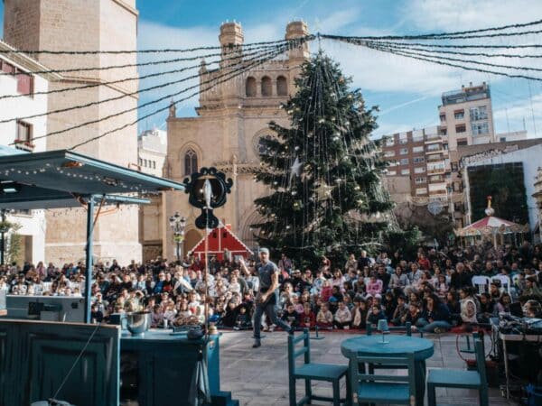 La Plaza Mayor de Castellón se llena de risas y acrobacias con «Nadal de Circ»