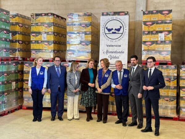 La Reina Sofía visita el Banco de Alimentos de Valencia tras la DANA de octubre