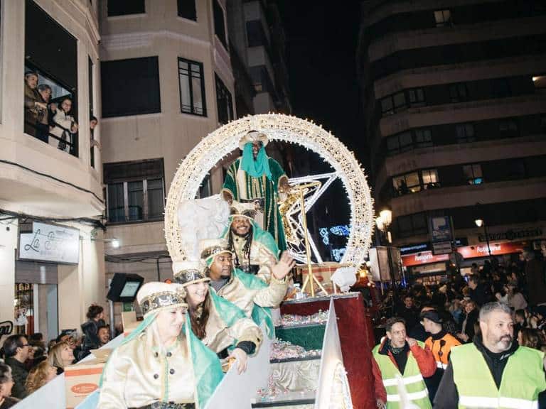 Miles de niños de Castellón han experimentado la magia y la emoción de la Cabalgata de los Reyes Magos, viviendo uno de los días más especiales del año.