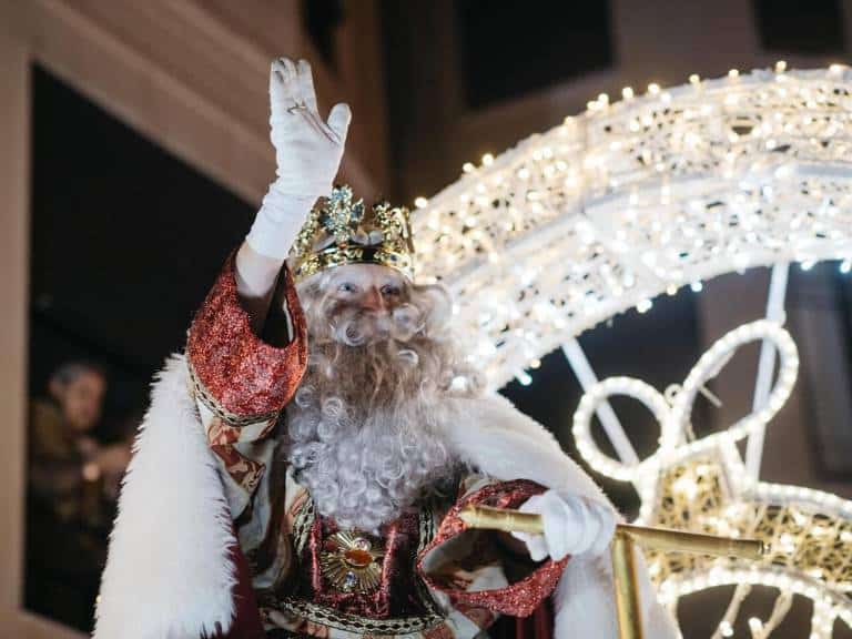 Miles de niños de Castellón han experimentado la magia y la emoción de la Cabalgata de los Reyes Magos, viviendo uno de los días más especiales del año.