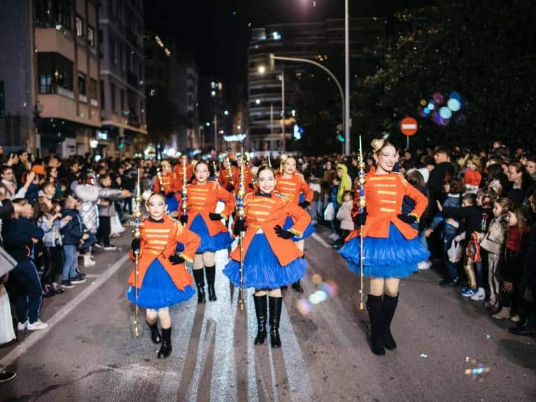 Miles de niños de Castellón han experimentado la magia y la emoción de la Cabalgata de los Reyes Magos, viviendo uno de los días más especiales del año.