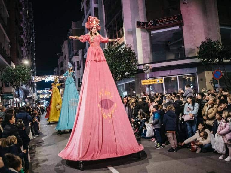 Miles de niños de Castellón han experimentado la magia y la emoción de la Cabalgata de los Reyes Magos, viviendo uno de los días más especiales del año.