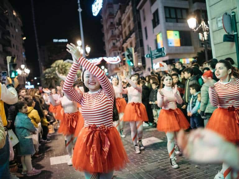 Miles de niños de Castellón han experimentado la magia y la emoción de la Cabalgata de los Reyes Magos, viviendo uno de los días más especiales del año.