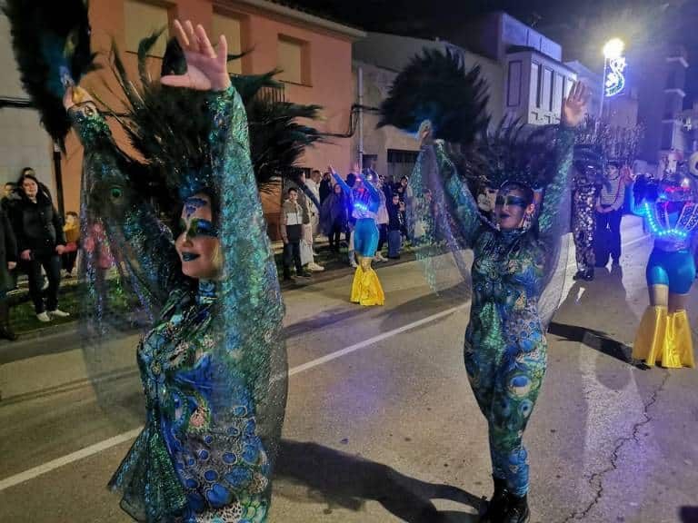 Tras la cabalgata, Sus Majestades, han repartido personalmente los regalos a las niñas y niños de la localidad