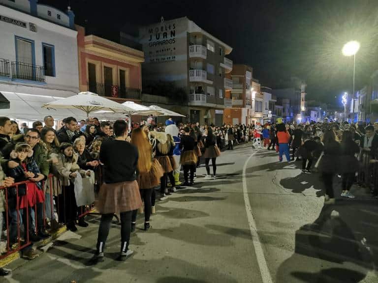 Tras la cabalgata, Sus Majestades, han repartido personalmente los regalos a las niñas y niños de la localidad