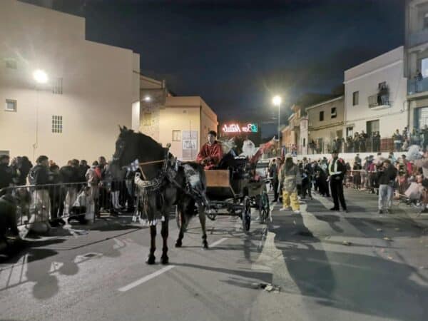 Los Reyes Magos de Oriente reparten ilusión en la Cabalgata de Almenara