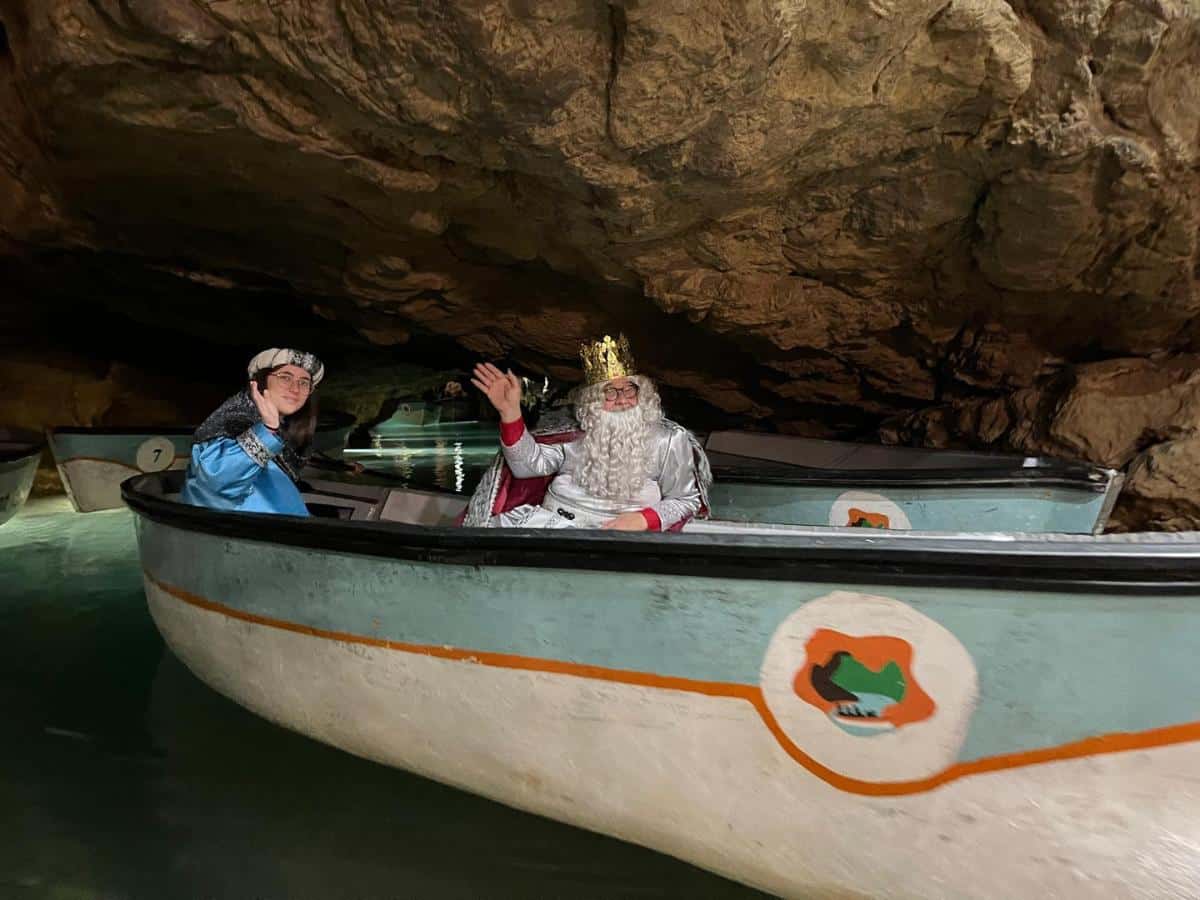 Los Reyes Magos llegan por les Coves de Sant Josep y llenan la Vall d’Uixó de magia e ilusión