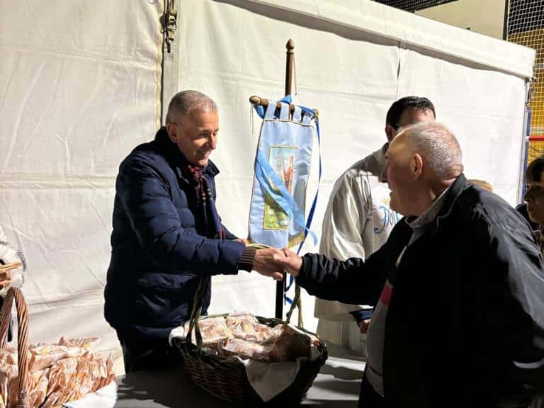 El momento más destacado de la jornada se vivió por la tarde con la tradicional bendición de los animales y el reparto de “coquetes”.