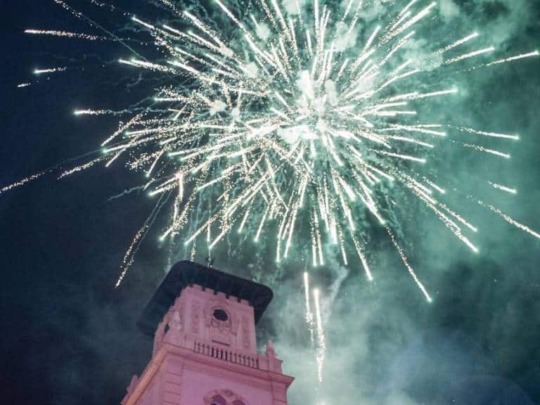 Castellón dio la bienvenida al 2025 con una multitudinaria celebración en la Puerta del Sol, marcada por la alegría, la tradición y el espíritu local.